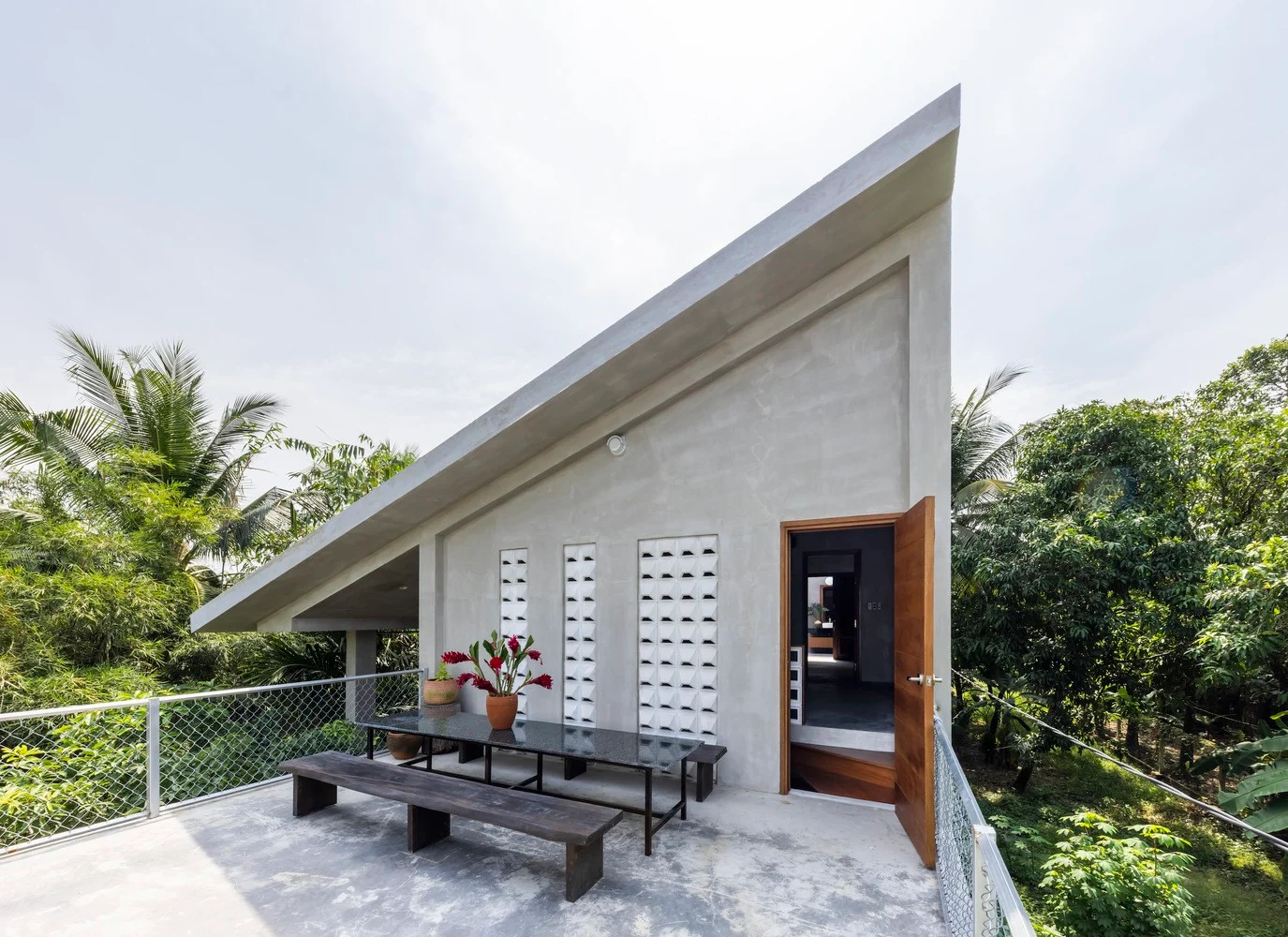 Anchor House: Ngôi Nhà Gần Gũi Thiên Nhiên Với Thiết Kế Mái Hình Cánh Buồm