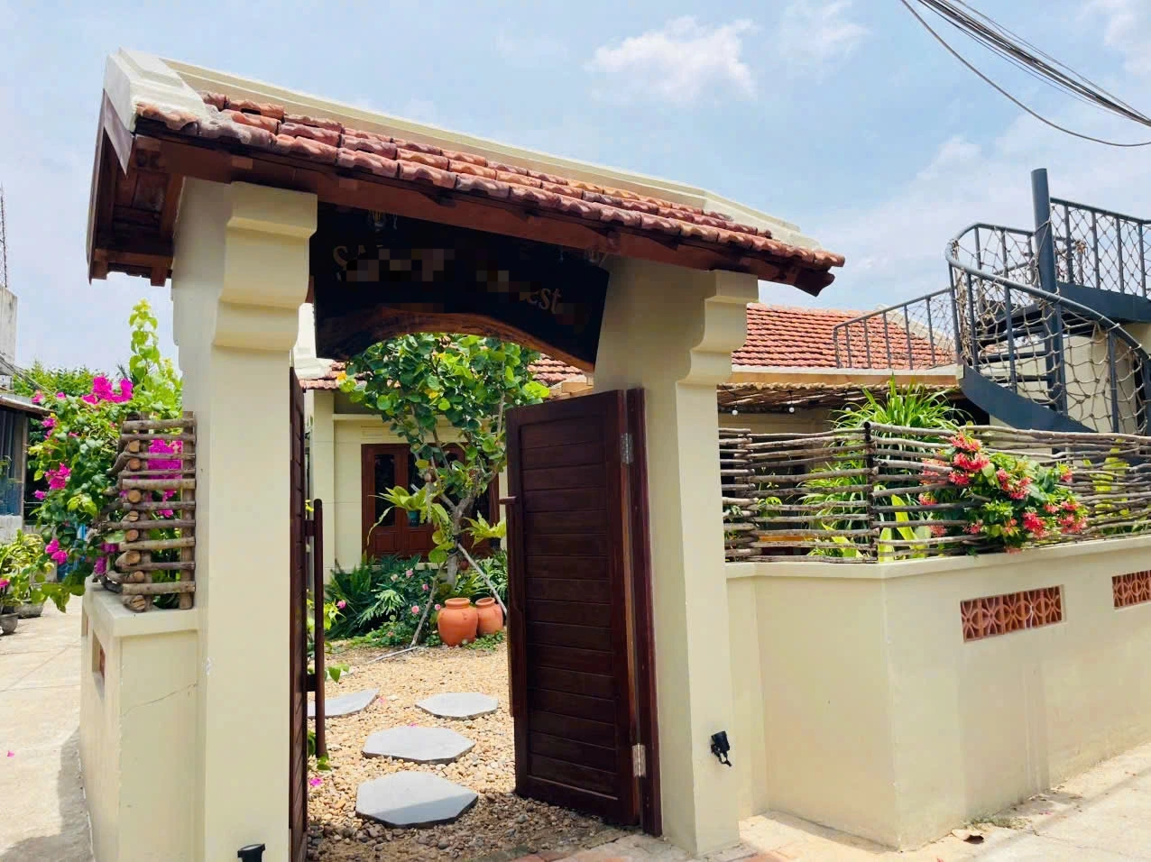 Vợ Chồng Trẻ Hà Nội Xây Nhà Hiện Đại Sát Sông, Tận Hưởng Thiên Nhiên