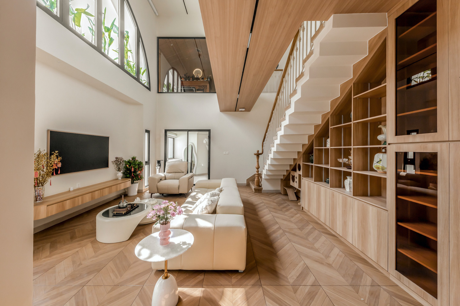 Nhà Phố 3 Tầng với Mặt Tiền Uốn Lượn Độc Đáo từ Gạch Kính