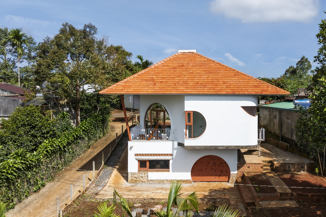 Bloom House: Thiết Kế Nhà Mái Ngói Đỏ Đậm Đà Tính Truyền Thống Giữa Thiên Nhiên Lâm Đồng