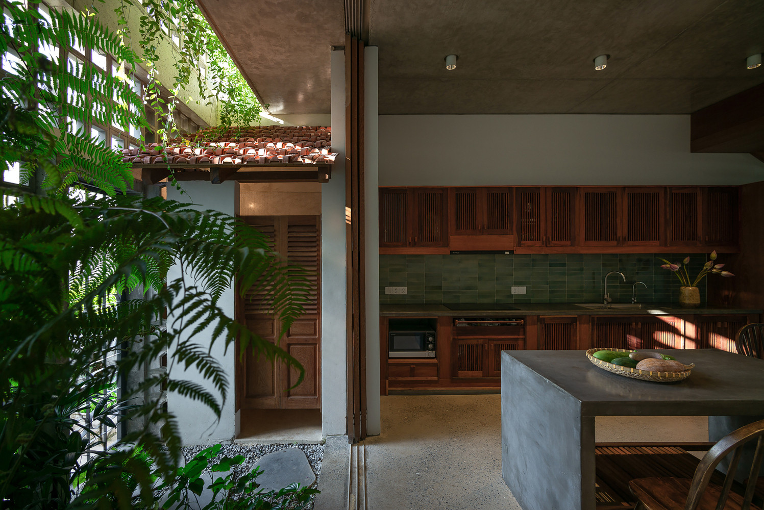 Nhà Phố Gỗ Truyền Thống: Gắn Kết Quá Khứ Và Hiện Đại Của Gia Đình Nghề Mộc