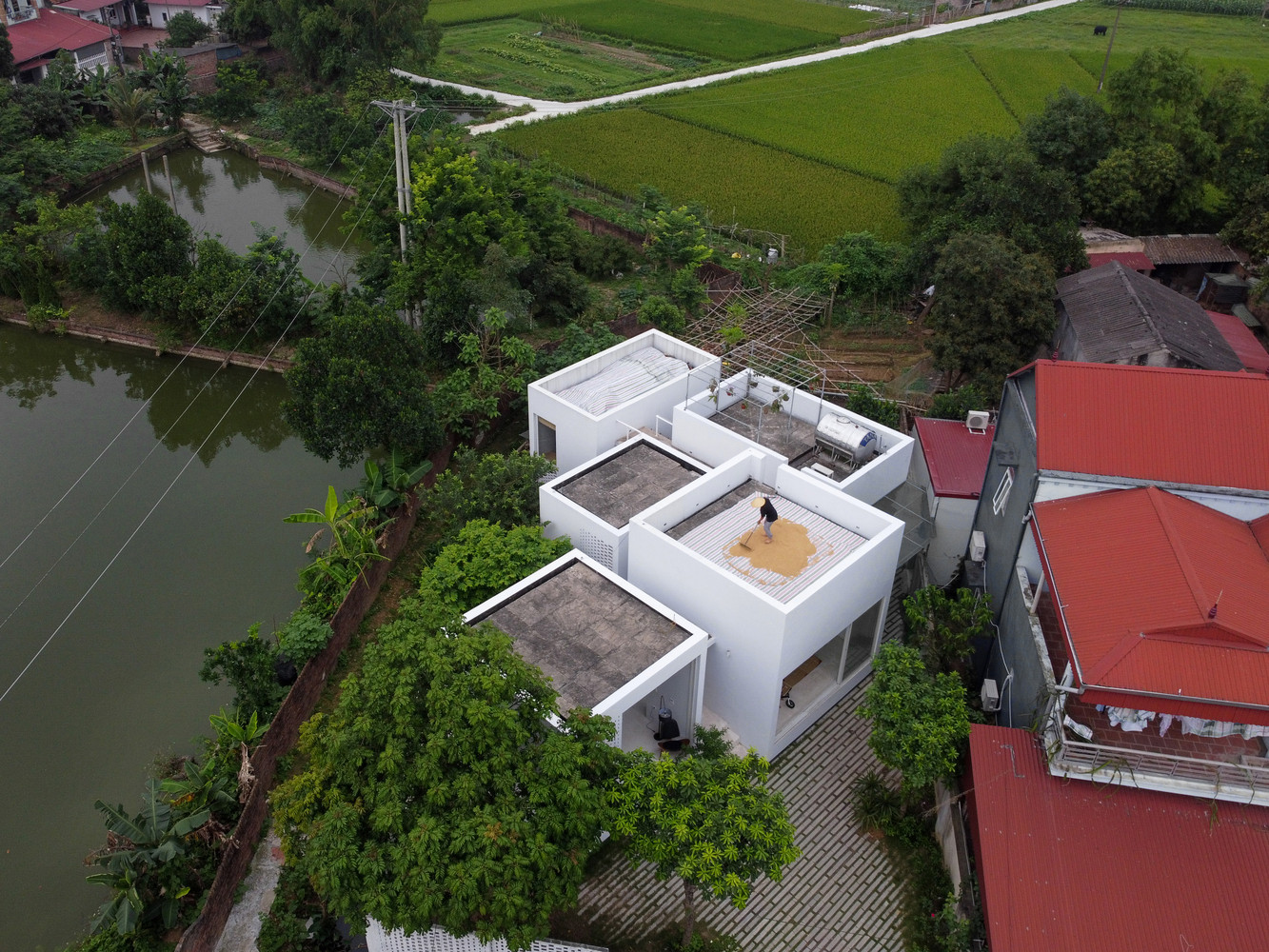 Ngôi Nhà Ven Đô Cho Gia Đình Ba Thế Hệ: Thiết Kế Bền Vững Với Sân Phơi Thóc Trên Tầng